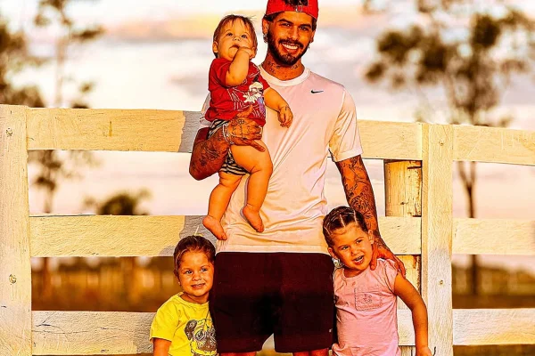 Zé Felipe se revolta com influencer que espalha fake news sobre seus filhos