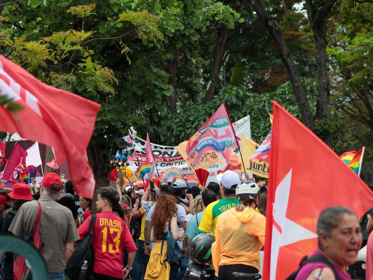 Apoiadores de Lula se reúnem em ato no Largo da Batata, em São Paulo