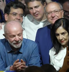 Lula chega para falar após ser eleito Foto: Reprodução/Globo
