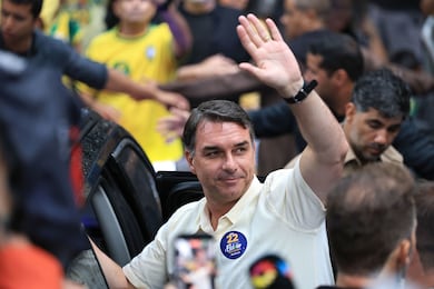 Trump aprovou entrada de Flávio Bolsonaro nos EUA após derrota na eleição brasileira, diz fonte