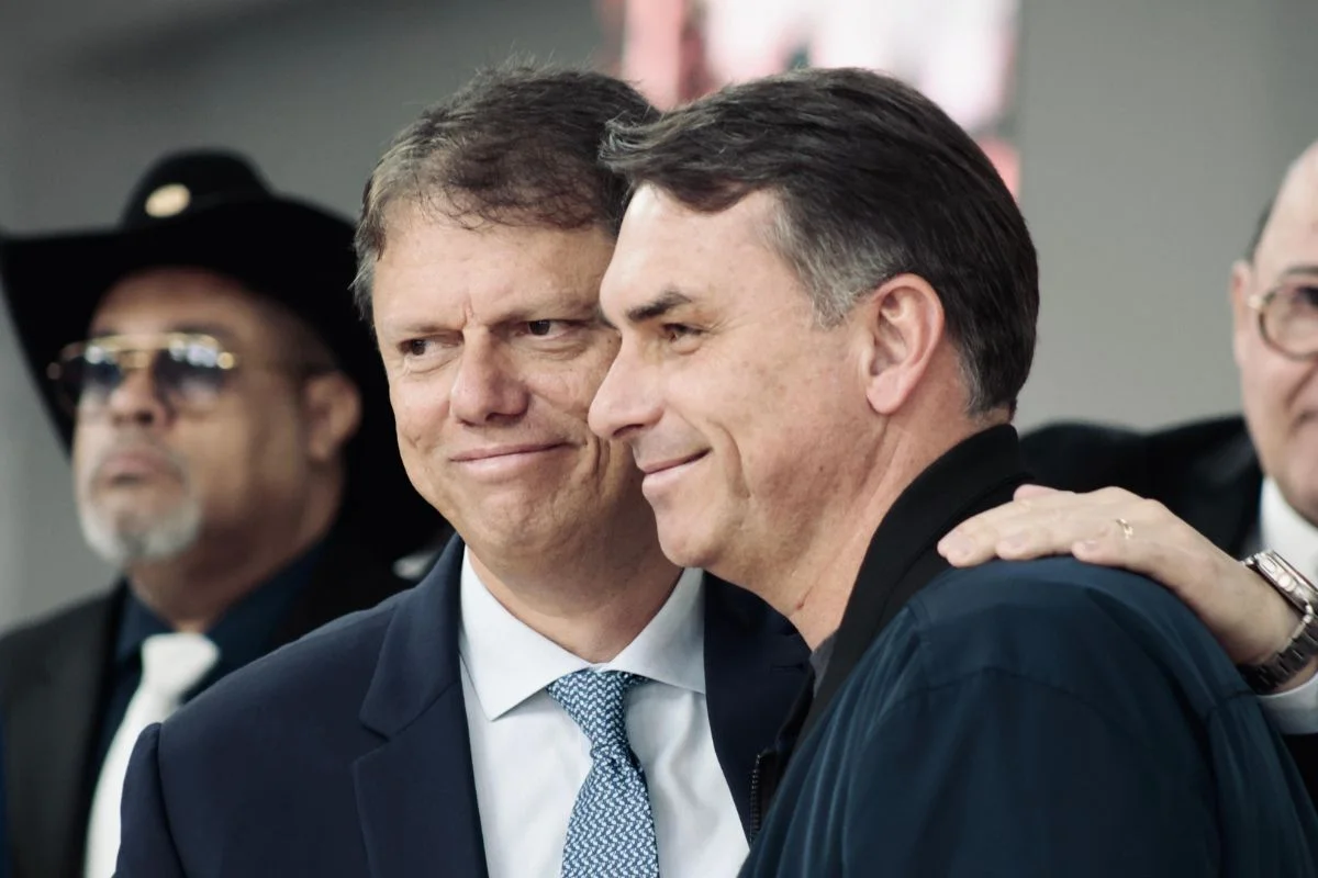 Com Tarcísio, Flávio Bolsonaro realiza seu último ato de campanha em SP
