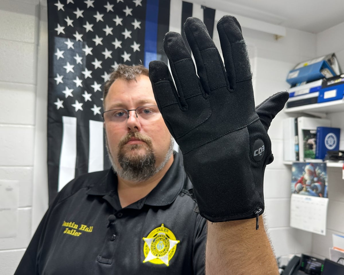 Luvas de choque elétrico: o ICE planeja usar luvas que causam dor intensa em estudo do exército