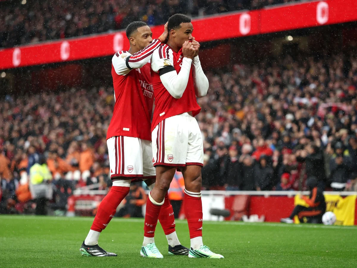 Premier League: com gol de Magalhães, Arsenal vence e encosta na liderança