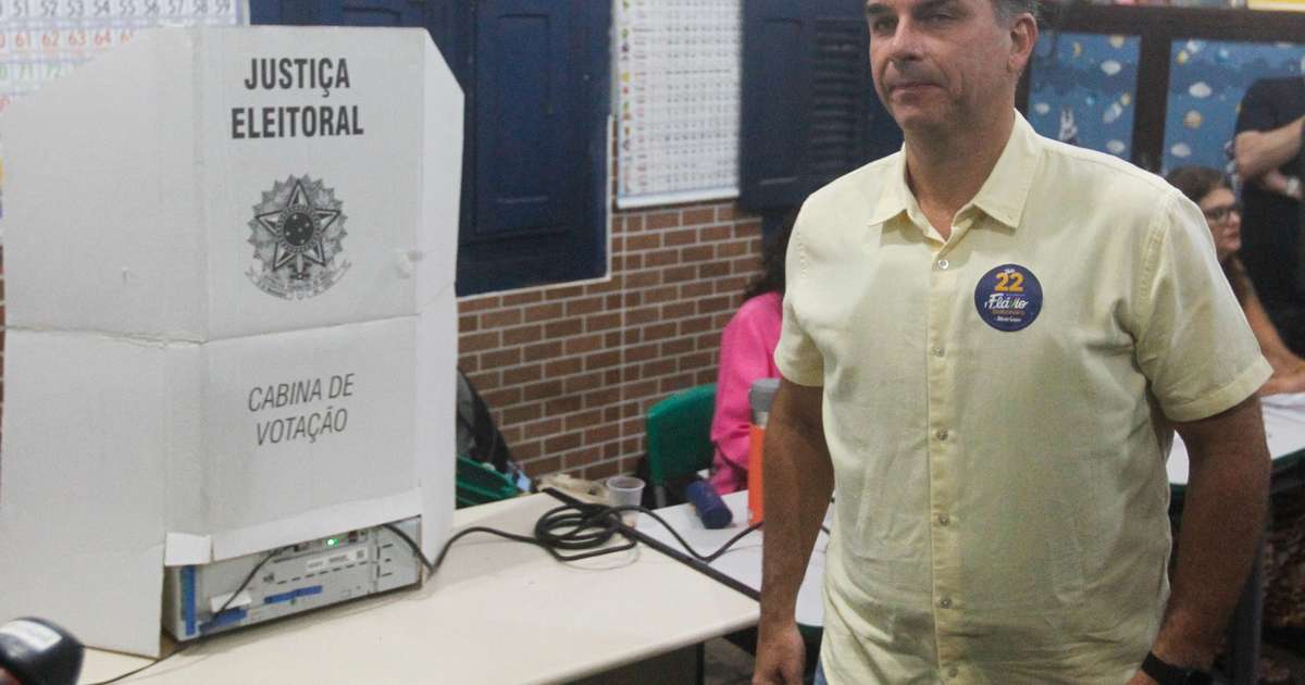 Flávio Bolsonaro pede ao TSE para estender votação em cidades de São Paulo, Paraná e Santa Catarina