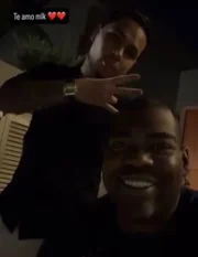 Kayky Bezerra e Nego Jader posam em clima descontraído