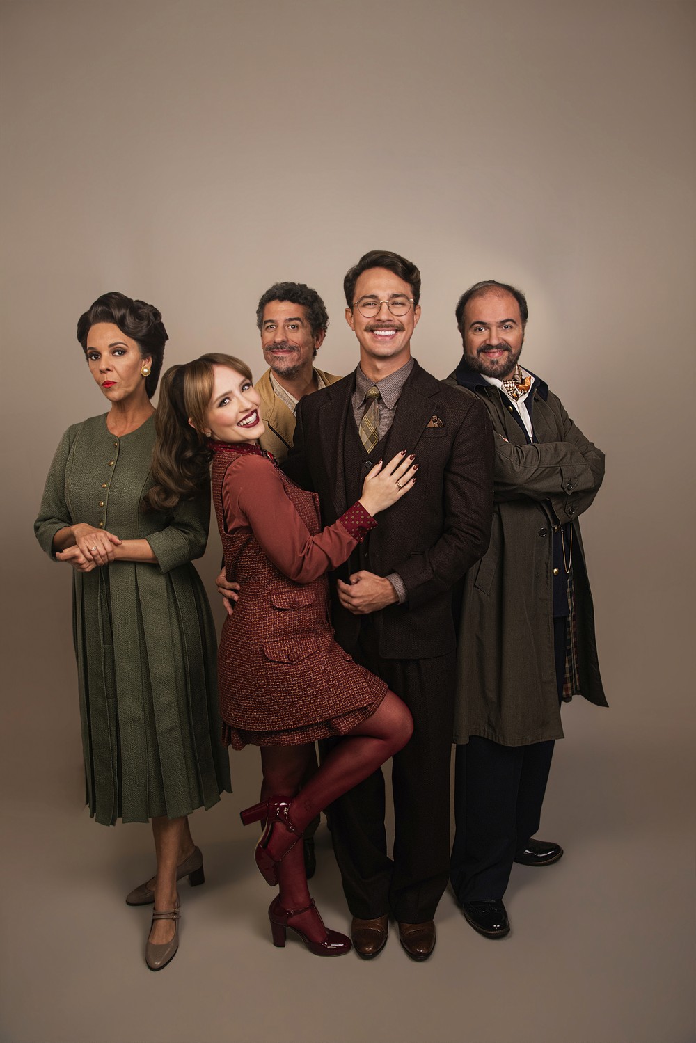 Larissa Manoela e André Luiz Frambach são protagonistas de "Descalços no parque". Flávia Reis, Claudio Mendes e Diego de Abreu completam o elenco — Foto: Pino Gomes