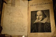 Livro antigo com imagem de Shakespeare -- Metrópoles