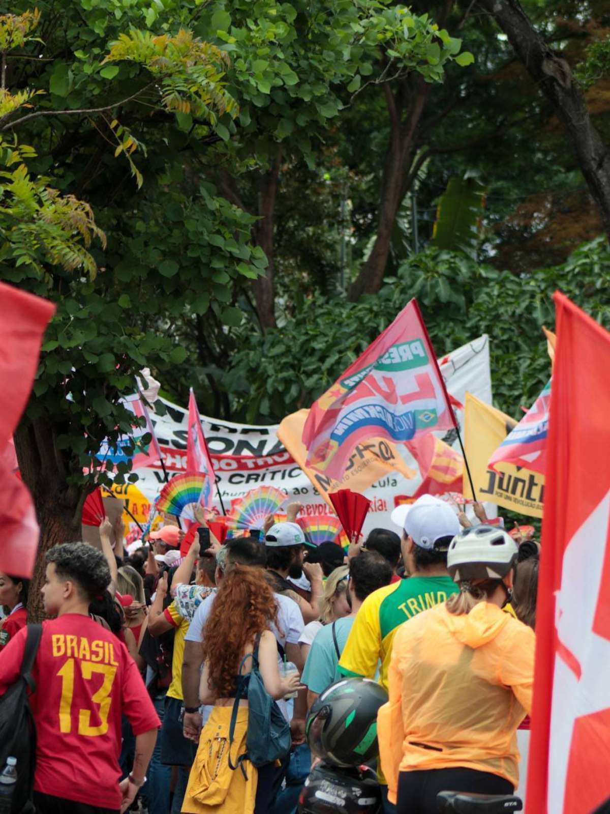 Apoiadores de Lula se reúnem em ato no Largo da Batata, em São Paulo
