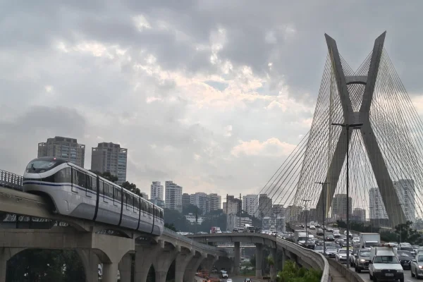 Empresas e moradores ocupam áreas públicas à venda às margens da Linha 17