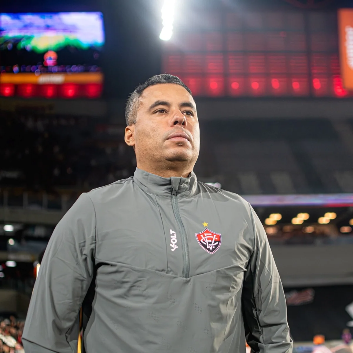 Jair Ventura aponta disparidade de investimentos e "cutuca" o Corinthians