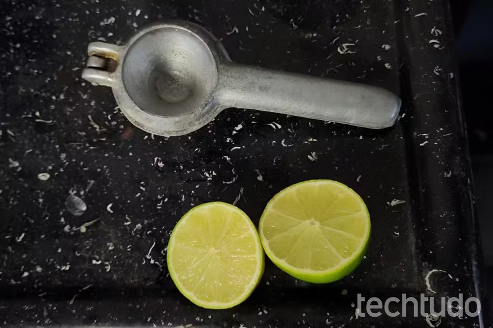 O limão é uma fruta ácida que pode derreter a gordura — Foto: Rafael Costa/TechTudo
