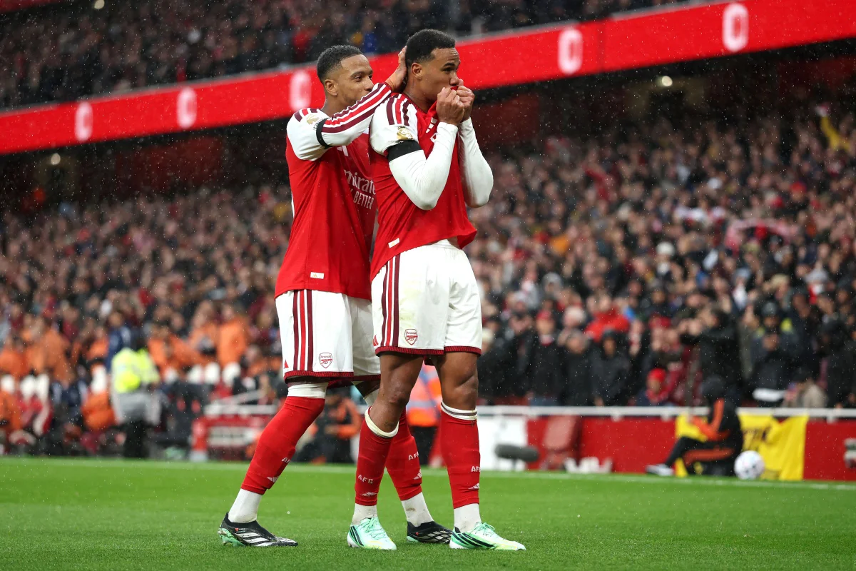 Ezri Konsa e Gabriel Magalhães marcaram os gols do Arsenal contra o Everton - Metrópoles