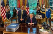 Senador Flávio Bolsonaro se encontrou com o presidente Donald Trump em 26 de maio